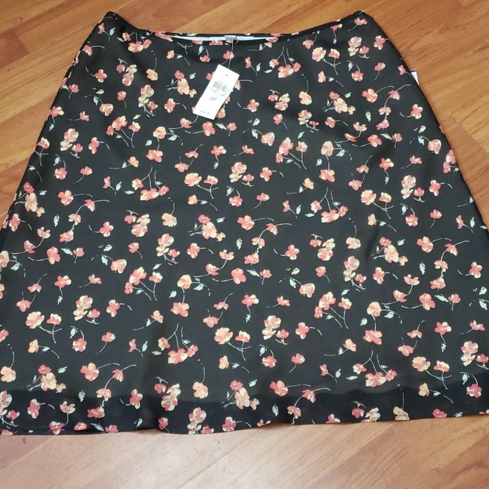 NWT Ann Taylor Floral Black Skirt Size 8P